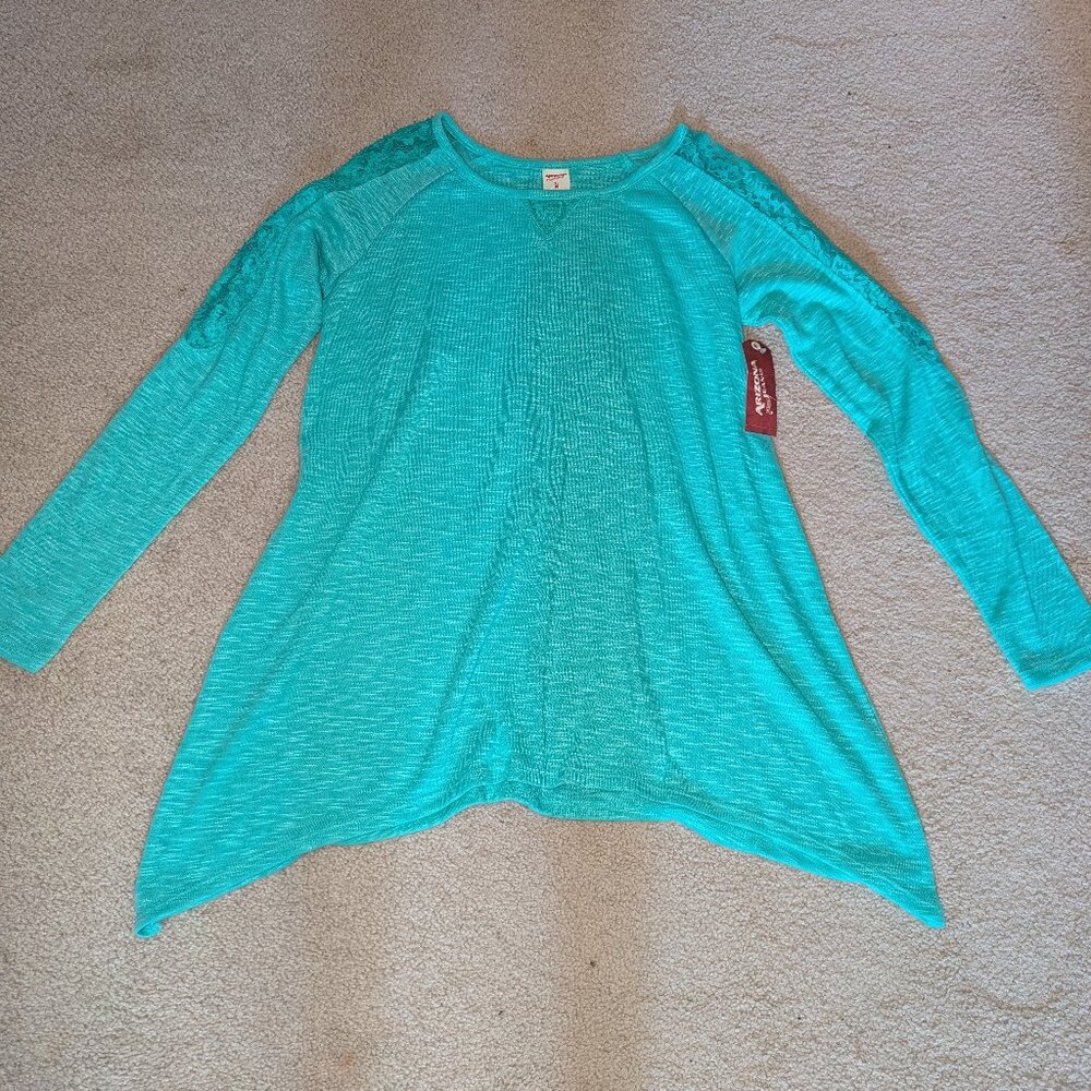 Arizona Jean Co turquoise top with lace details